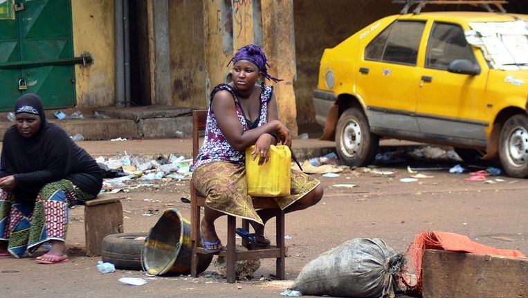 Vrouwen in Conakry, de hoofdstad van Guinee, bij een barricade die is opgeworpen tijdens demonstraties tegen het gebrek aan schoon drinkwater. Beeld afp