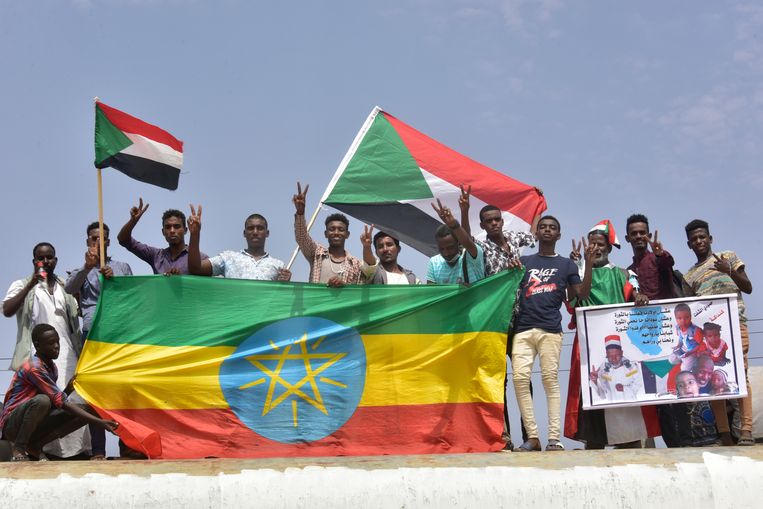 Een groep Soedanese mannen viert de overeenkomst voor een burgerregering.  Beeld AFP
