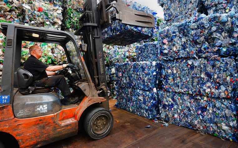 Bij 4Pet Recycling worden petflessen verzameld en vermalen tot een grondstof voor nieuwe producten.  Beeld ANP