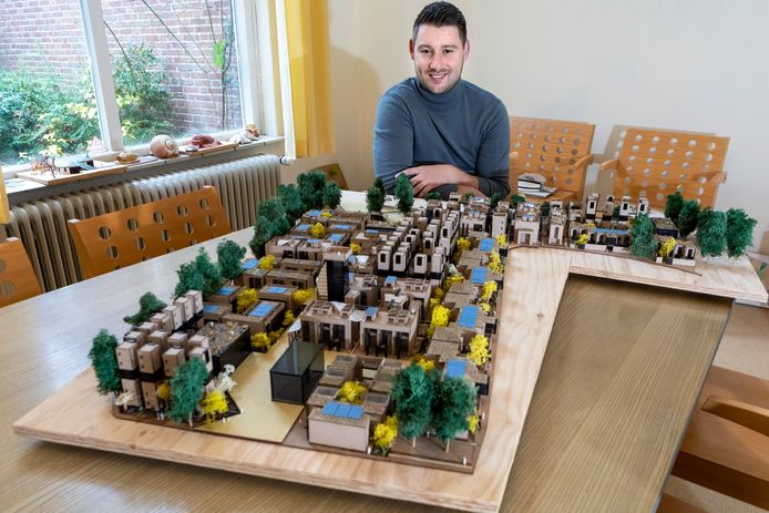 Architect Nick van Dijke van Van Laarhoven Architecten in Gilze heeft een maquette gebouwd met vijf typen woningen die sociaal isolement kunnen tegengaan.
