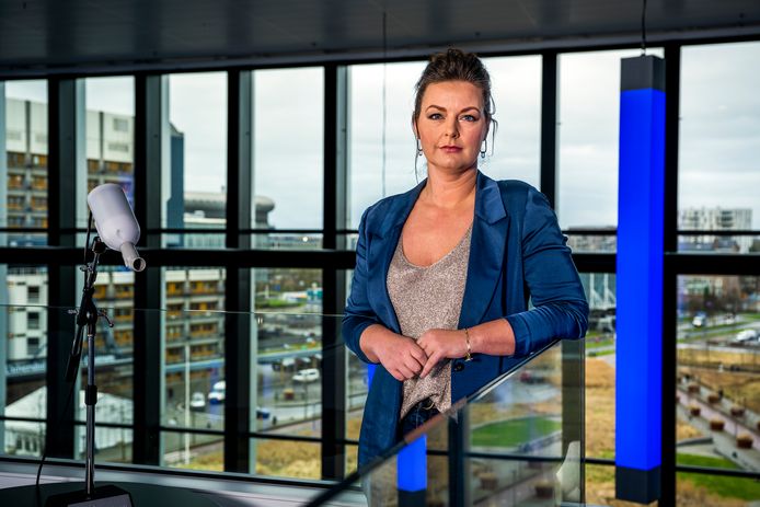 De Alphense Rianne de Vries, mede-oprichter van Breathomix, met links naast haar de veelbesproken ademtest.