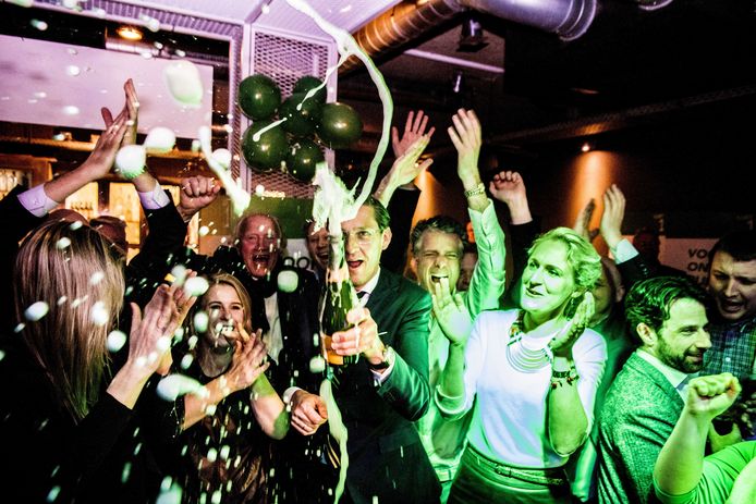 Joost Eerdmans van Leefbaar Rotterdam met een fles champagne tijdens de uitslagenavond van de gemeenteraadsverkiezingen. De teleurstelling is groot nu coalitiedeelname ver weg lijkt.