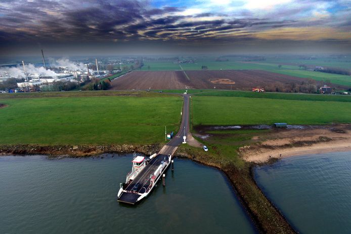 Autoveer Brakel II legt aan bij de veerstoep in Herwijnen. Op de achtergrond links ligt bedrijventerrein Zeiving in vuren. De veer pont wordt geëxploiteerd door Riveer.