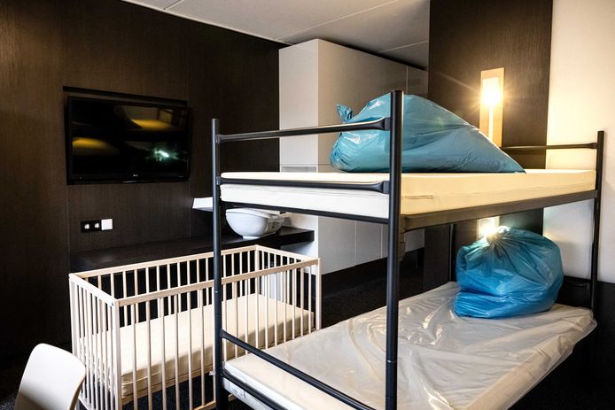 Een voor de noodopvang ingericht slaapvertrek in het Van der Valk-hotel in Uden. In het hotel kunnen 300 asielzoekers worden opgevangen.