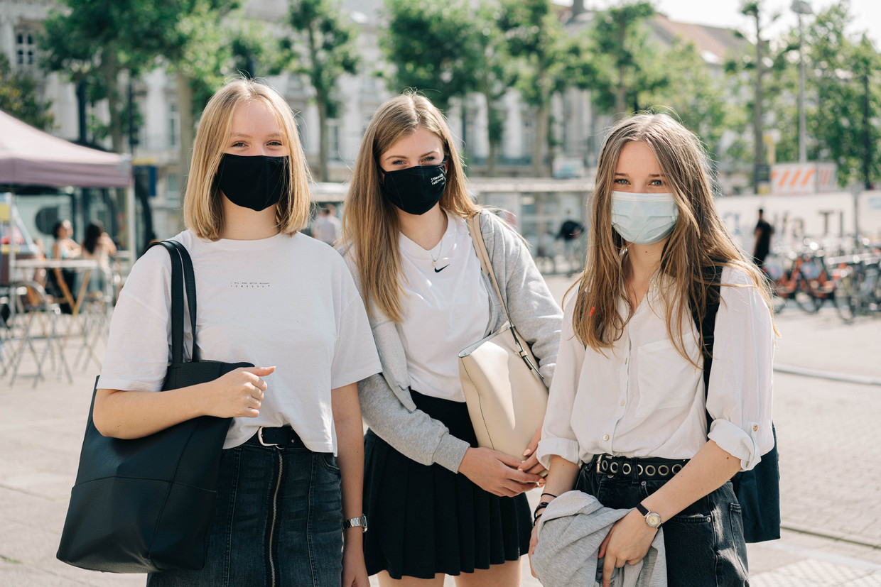 Freya (17) en haar vriendinnen Lien (16) en Chiara (17): 'Sexting is iets wat je doet als je iemand ziet zitten of er al een relatie mee hebt”, zegt Freya. “Wat hier gebeurd is, lijkt me toch eerder een vorm van vreemdgaan.' Beeld Wouter Van Vooren