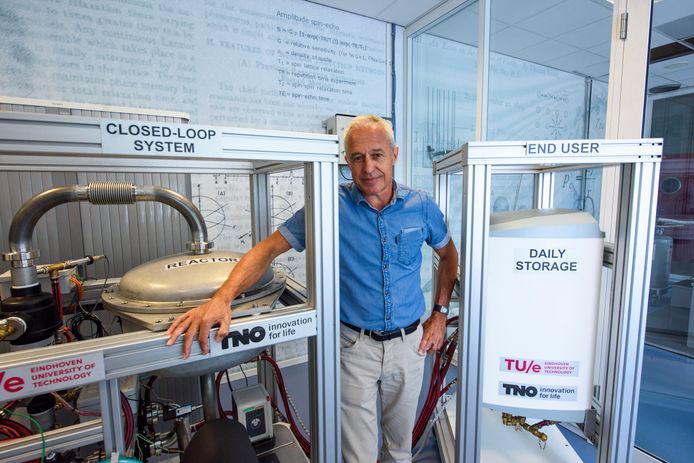 Olaf Adan bij zijn demonstratiemodel van een warmtebatterij waar een gezin twee weken mee vooruit kan.