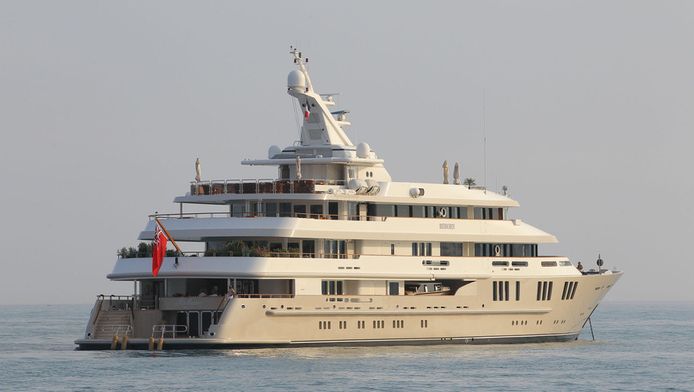 Le Mega Yacht A 800 000 Euros La Semaine De Bernard Tapie People 7sur7 Be