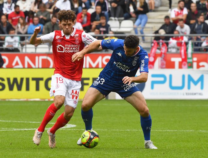 Mitchell van Bergen (l) in actie namens Stade de Reims tegen FC Lorient.