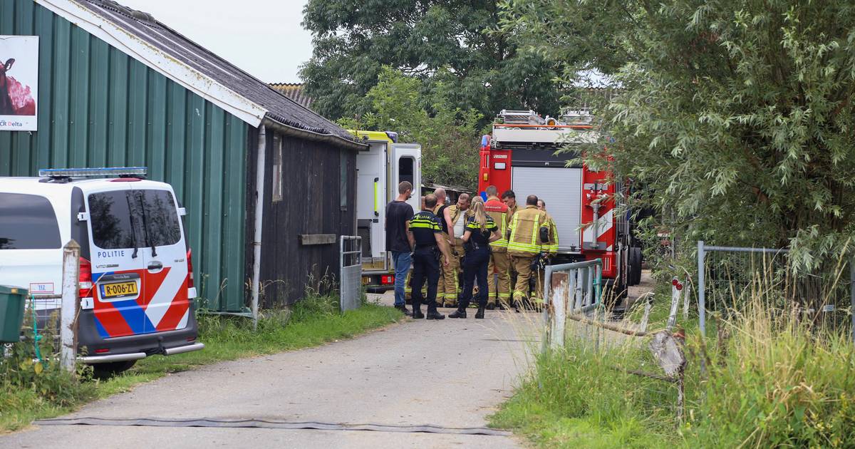 Persoon loopt brandwonden op nadat schutting vlam vat op Zijdeweg in Oud-Alblas