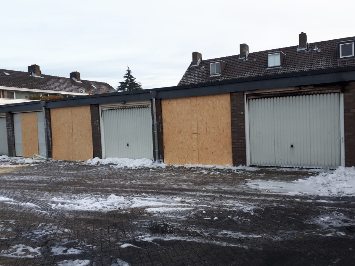 Meerdere garageboxen in brand in Best | Foto | ed.nl