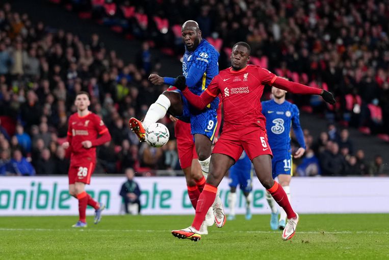 Chelsea-spits Romelu Lukaku krijgt een zetje van Liverpools Ibrahima Konaté in de League Cup-finale op Wembley. Beeld Photo News