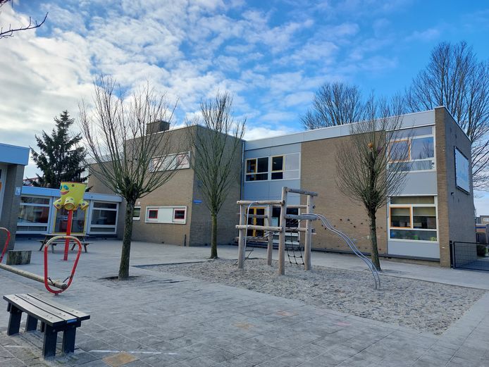 Voorlopig geen nieuwe gebouwen voor basisscholen De Regenboog en De Bukehof in Oudenbosch. De gemeente heeft dat geld niet voorhanden.