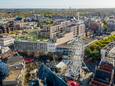 Het voormalige warenhuis van V&D aan de Grote Markt in Nijmegen krijgt een metamorfose en nieuwe bestemming. Bovenop het dak komen nieuwe woningen.