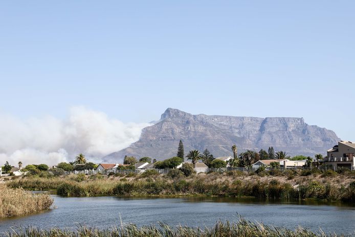 Door de brand hangt er een dikke rookpluim in de omgeving van de Tafelberg.
