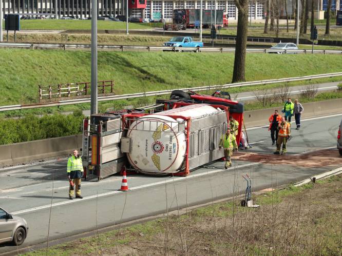 E34 richting Antwerpen tijdlang afgesloten door gekantelde vrachtwagen