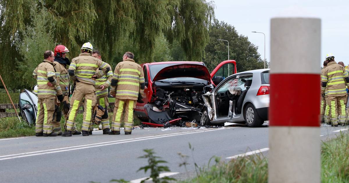 Frontale aanrijding bij Bant: één van de twee slachtoffers uit auto geknipt