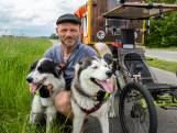 Bijzonder tafereel: Max reist met zijn twee honden en zelfgebouwde fietskar door Europa