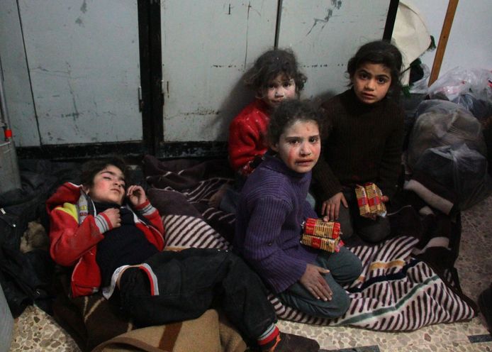 Syrische kinderen in een tijdelijke ziekenpost in Mesraba. De afgelopen dagen is er door het Syrische regeringsleger weer veelvuldig gebombardeerd in de omgeving van Oost Ghouta. Foto Hamza Al-Ajweh