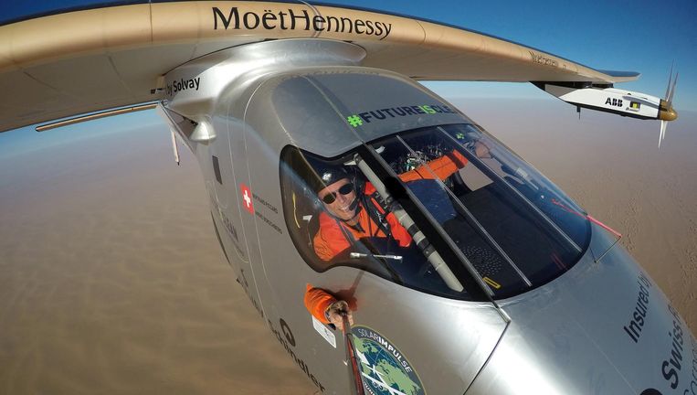 Piloot Bertrand Piccard maakt een selfie vanachter de stuurknuppel van Solar Impulse Beeld reuters
