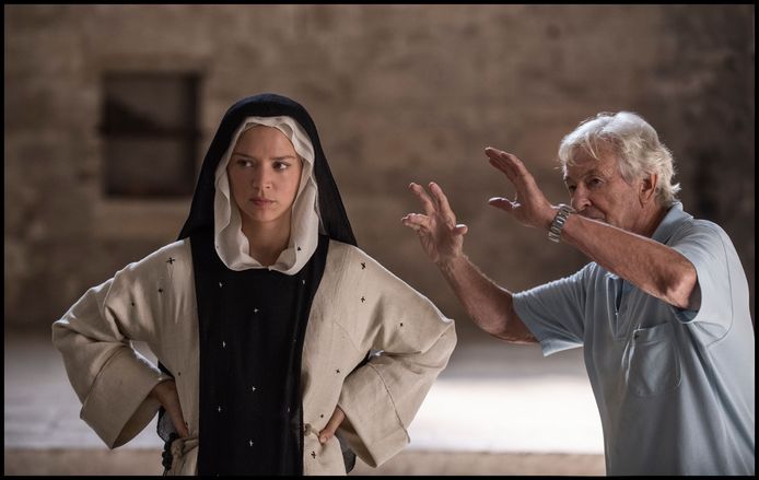 Paul Verhoeven regisseert Virginie Efira op de set van Benedetta.