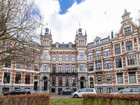 Jonkheer Theo doet zijn stadspaleis in de verkoop: ‘28 kamers is beetje overdreven voor ons tweeën’ 