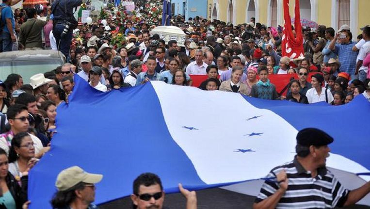 Honderden Hondurezen lopen mee in de begrafenisstoet van de vermoorde activiste Berta Cáceres. Beeld anp