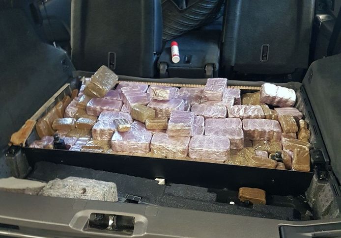 De 100 kilo drugs zat verstopt in geheime ruimtes onder de voorstoelen, achterbank en kofferruimte.