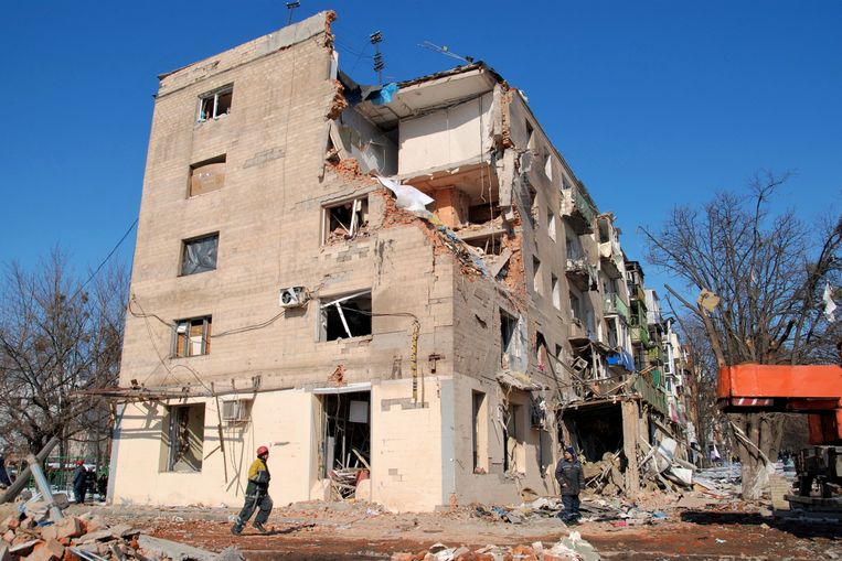 Een door Russisch bombardementen verwoest gebouw in Charkov. Beeld Reuters
