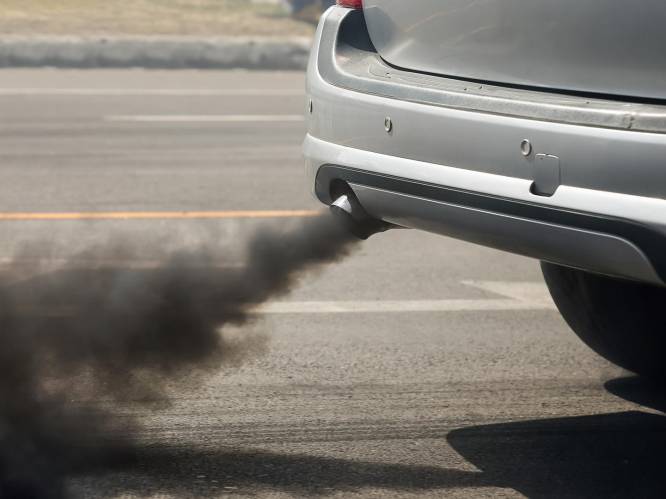 Keuringscentra machteloos : 140.000 auto's stoten roet en fijnstof de lucht in door gesjoemel met roetfilters