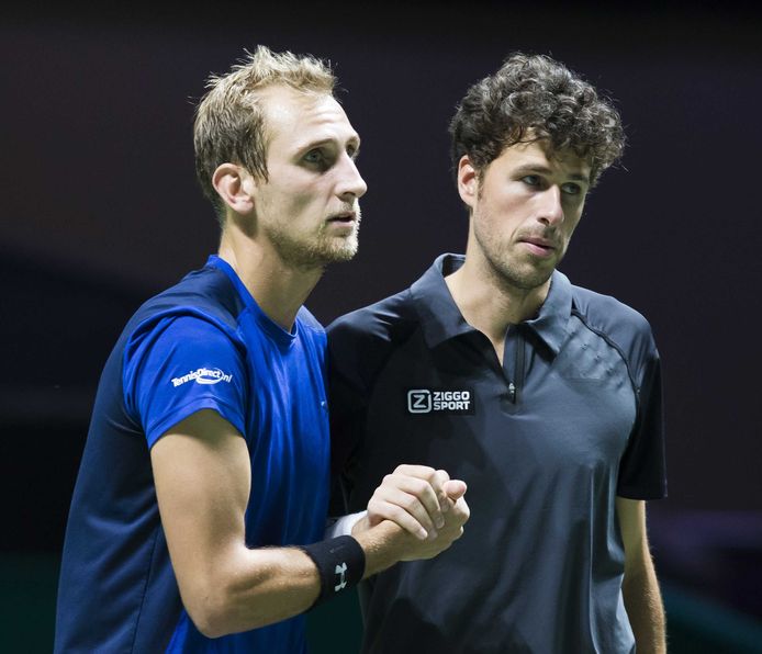 Thiemo de Bakker (l) en Robin Haase schudden elkaar de hand als dubbelpartners.