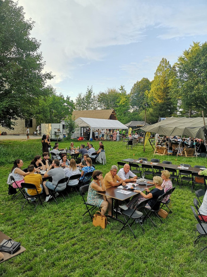 Zomerbar in Ter Loo ten voordele van Amizant vzw Foto hln.be