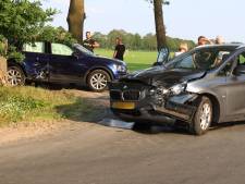 Acht uur na ongeluk met paardentrailer in Laren knallen op dezelfde plek twee auto’s op elkaar