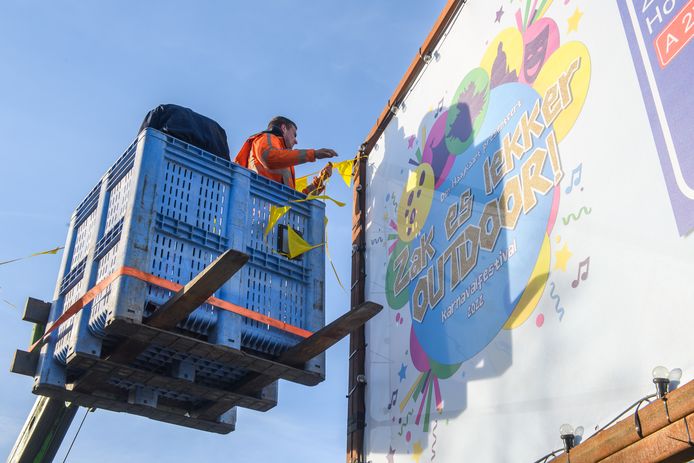 Raamsdonk versiert het dorp in aanloop naar carnaval.