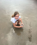 Loes op het strand. Het meisje was dol op de zee.