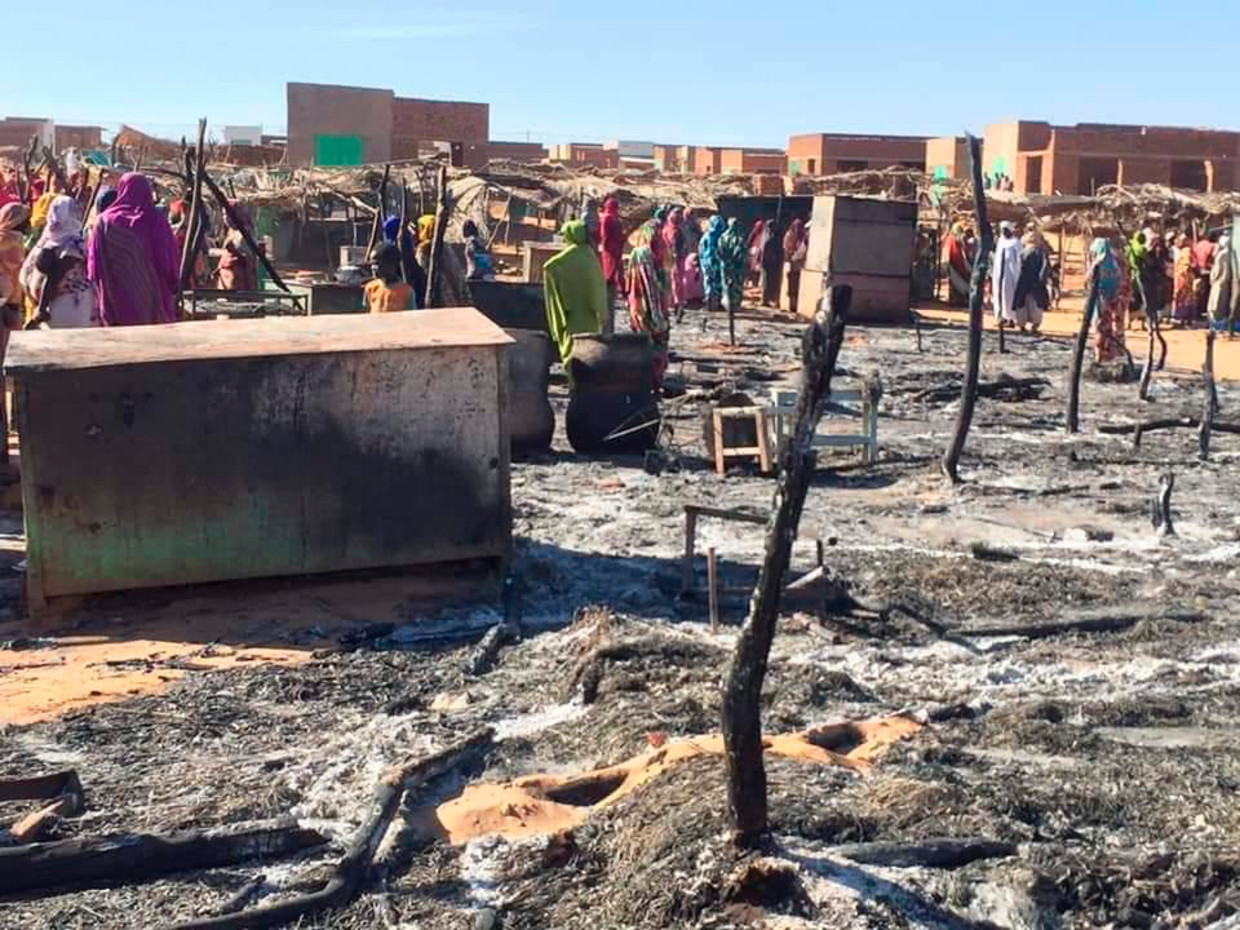 Een aanval op het vluchtelingenkamp bij de stad El Geneina in Darfur op 29 december zijn onderkomens bij aanvallen van Arabische milities in vlammen opgegaan. 
