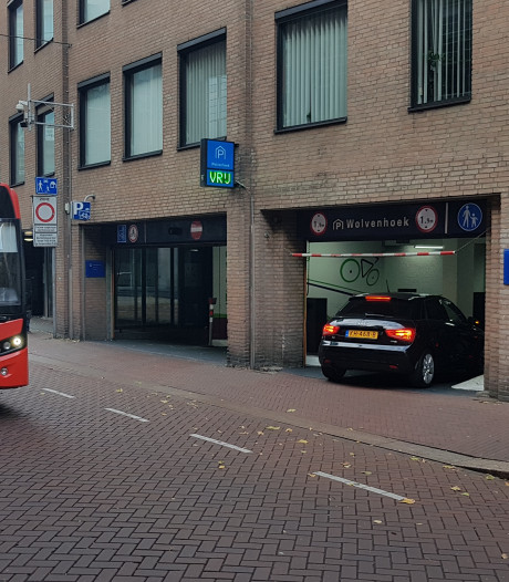 Azijnfabriek Den Bosch blijft voorlopig op plaats zitten Dennie Christian 'verpest' voorstelling in Theater aan de