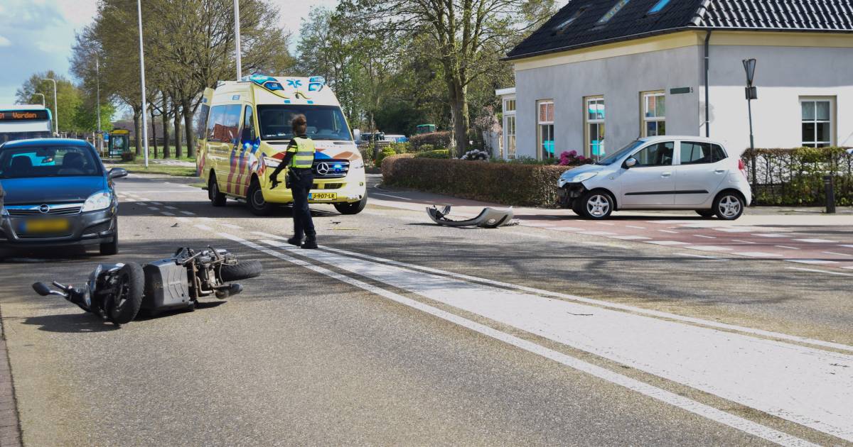 Scooterrijder gewond door ongeval in Velswijk .