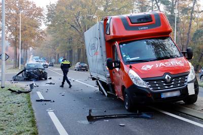 Flinke klap bij ongeval op N272 in Oploo, bestuurders komen met de schrik vrij