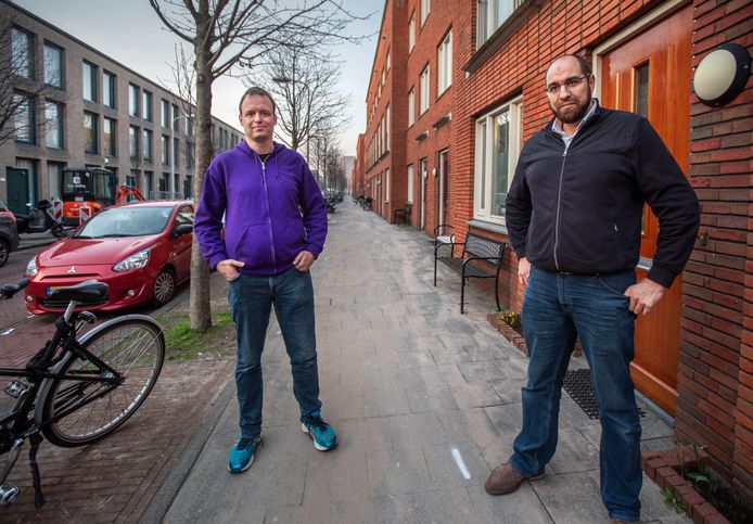 Bewoners van Transvaal Jasar Benzian (r) en Bas Oort klagen al jaren over  de vele storingen van het collectief warmtenet.