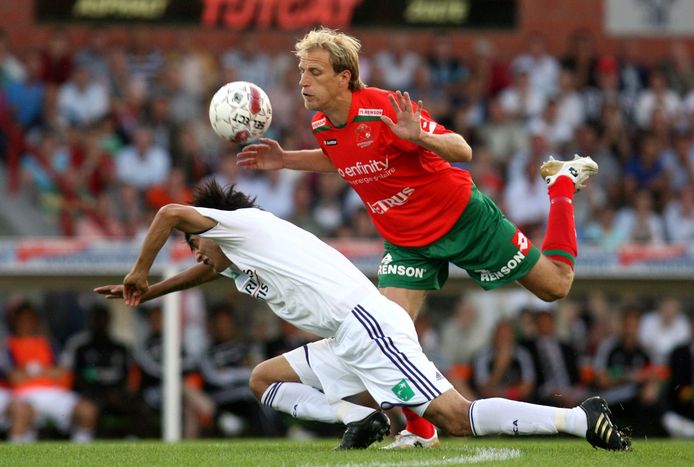 Stijn Meert, lang geleden met Zulte Waregen in een duel met Matias Suarez van Anderlecht.