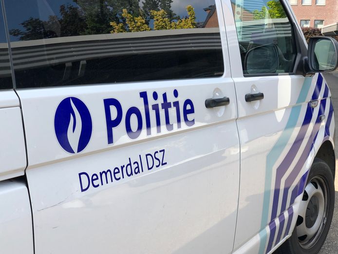 Toen agenten een kijkje gingen nemen troffen ze de man aan in zijn wagen.