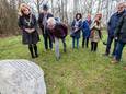 Burgemeester Moorman van land van Cuijk onthulde een zwerfkei met een gedicht van Luuk den Hartog op landgoed de Tongelaar in Mill.