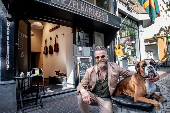 Het zijn inmiddels beroemdheden in het centrum: de honden van de Hezelstraat, en hun barbier-baas René van Diest