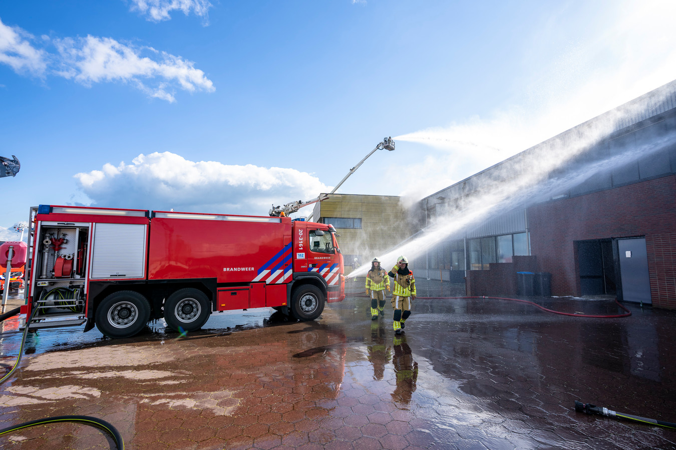 Zeker twee doden bij brand in appartement Werkendam ...