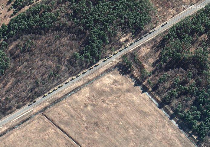 Aerorozvidka lokte het konvooi in een hinderlaag nabij Ivankiv. Terwijl de Russische tanks Kiev naderden, stonden de dronepiloten met hun quads in kleine teams in de bossen langs de weg.