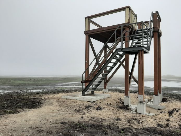 De vernielde uitkijktoren. Alleen rechtsboven zitten nog een paar planken om de bezoeker veilig te laten staan.