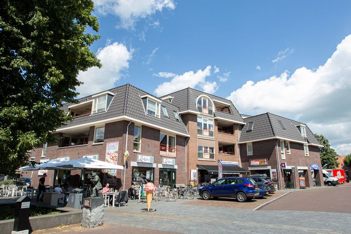 Dit grote appartementencomplex op de Schapenmarkt wordt door comedian Johan Kampman gezien als een voorbeeld van  de ‘vakkundige verkrachting’ van het dorp Hellendoorn. Hij vindt dat veel beter moet worden nagedacht over wat  hier wordt gebouwd.