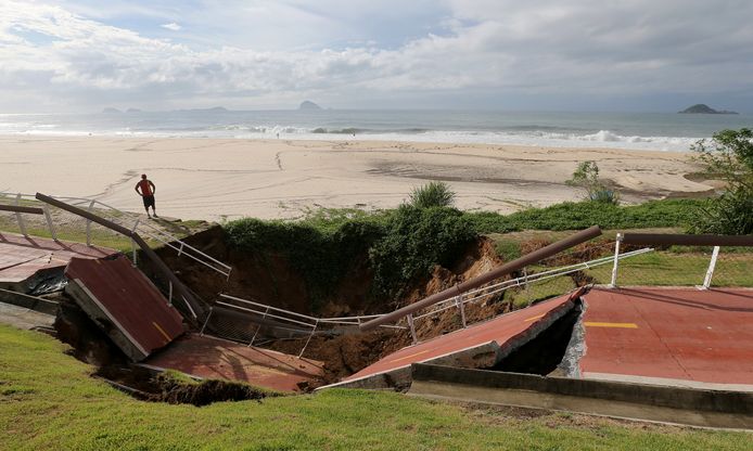 Een deel van het fietspad bij Sao Conrado beach  in Rio de Janeiro is door hevige regenval deels ingestort. Foto Sergio Moraes