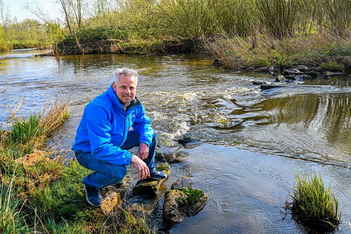 Specialist waterbeheer Marco Beers van het waterschap bij de vispassage in de Aa of Weerijs in het Zaartpark.