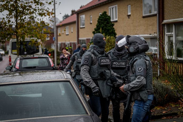 Arrestatieteam van de Dienst Speciale Interventies in actie in Rijssen bij de arrestatie van Muhammad B.